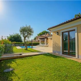 4 bedroom villa bedroom with pool, Svetvinčenat, Istria, sleeps 8